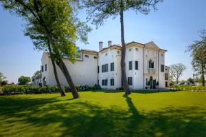 梅斯特Hotel Villa Barbarich Venice Mestre的一座大白色房子,在院子里种有树木