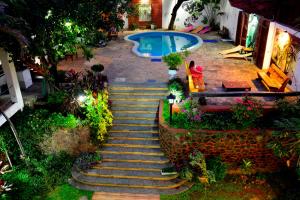 亚松森厄尔尼诺维赫罗亚松森旅馆及套房的通往游泳池的楼梯