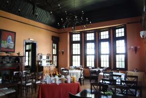 拉库布蕾别墅艺术精品酒店的用餐室设有桌椅和窗户。