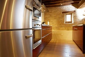皮利尼蒙特拉谢布拉吉乡村度假屋的厨房配有不锈钢冰箱和木地板