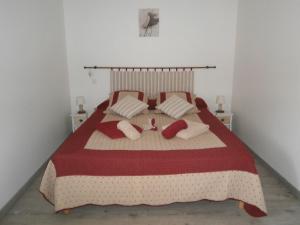Saint-Médard-de-Presque绍米尔德住宿加早餐旅馆的一间卧室配有一张带红白毯子和枕头的床