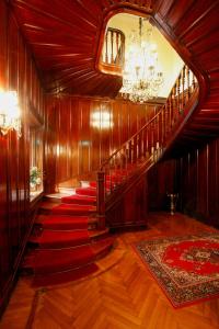 列蒂博腾兹阿尼公园别墅酒店 的走廊上设有铺有红地毯的楼梯