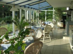 瓦尔德克Landhotel Edersee的庭院内带桌椅的用餐室