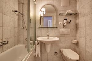 韦森斯维尔特公寓式酒店的白色的浴室设有水槽和卫生间。