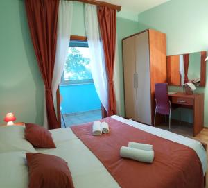 波梅纳波梅纳旅馆的一间卧室配有一张大床和两条毛巾