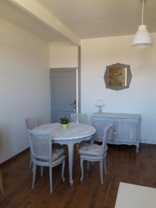 布莱Entre Estuaire et Citadelle的一间配备有白色桌椅的用餐室