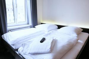 苏黎世easyHotel Zürich City Centre的一张位于床顶的遥控床