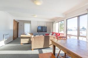 特卡波湖Arosa - Lake Tekapo的客厅配有沙发和桌子