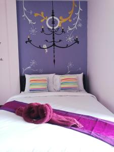 清莱NT住宿加早餐旅馆的一间卧室配有一张带吊灯的床。