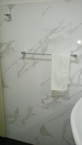 代希瓦勒西莫旅馆的浴室设有玻璃淋浴间、卫生间和毛巾。