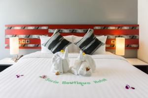 素辇府索林酒店 的一间卧室配有一张带3个天鹅装饰的床。