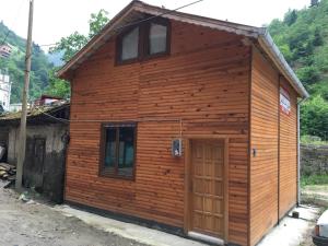 乌宗Caykara Uzungol Bungalow的小木屋前方设有门