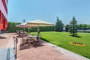 普罗夫迪夫Hotel Chiirite的一个带桌椅的庭院和一个草坪