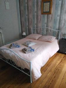 Saint-Pierre-Églisela Tourelle en Normandie的卧室里一张带两条毛巾的床
