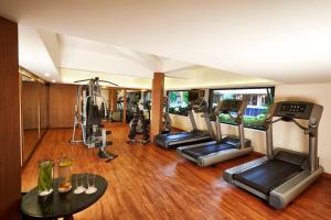 科泽科德The Gateway Hotel Beach Road, Calicut的健身房设有数台跑步机和椭圆机