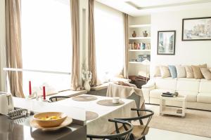 华沙Okolnik Apartment的客厅配有白色的沙发和桌子