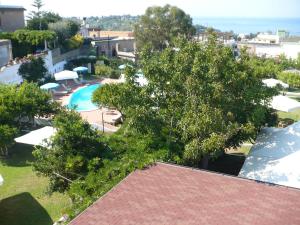 普罗奇达萨沃伊亚酒店的享有带游泳池和树木的度假村的顶部景致