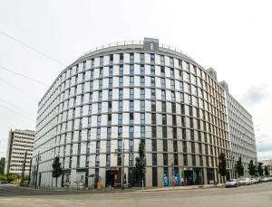 柏林亚历山大广场假日公寓酒店的一座大型办公楼,有很多窗户