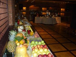 贝鲁特漫步酒店的餐厅内展示的水果和蔬菜自助餐