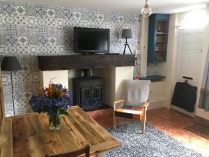伦敦德里Erin Cottage的客厅配有木桌和壁炉