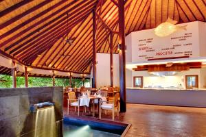 加弗阿利夫环礁ROBINSON MALDIVES - Adults only的一间在房间内配有桌椅的餐厅