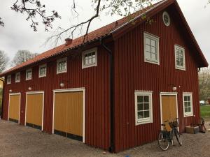 卡特琳娜霍尔姆Forsa Gård Attic的前面有一辆自行车停放的红色谷仓