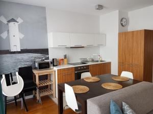 AGAT Apartamenty的厨房或小厨房
