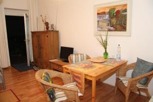 波茨坦库尔甘穆尔公寓的一间带木桌和椅子的用餐室