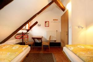 捷克克鲁姆洛夫梅林旅舍的阁楼间设有两张床和一张桌子