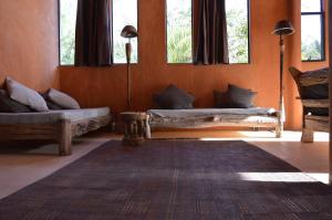 姆布尔Tama Lodge的客厅配有两张沙发和地毯。