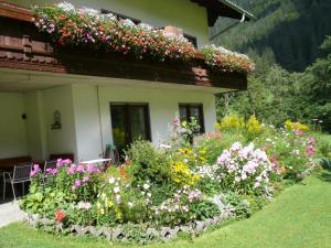 布兰德Haus Windegga的一座房子前面的鲜花花园