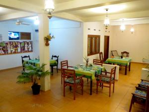 阿鲁特伽马C-Lanka Guest House的用餐室配有绿色的桌椅