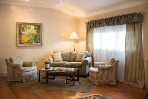 下博克特帕拉玛特酒店的客厅配有沙发、两把椅子和一张桌子