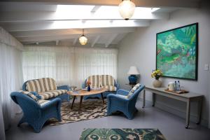 下博克特帕拉玛特酒店的一间设有蓝色椅子和桌子的等候室