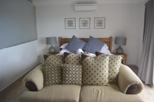 阿曼济姆托蒂Beach Retreat Guesthouse的客房内的沙发上配有枕头