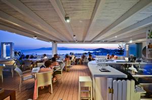 阿吉奥斯普罗科皮奥斯纳克索斯岛酒店的海景餐厅
