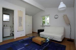 英斯约Villa near Åhus的卧室配有一张床和一张桌子