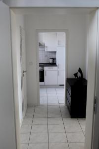 威克贝格Fewo Weitsicht的一间白色的厨房,设有一扇门,可通往房间