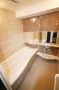 北九州小仓每周/每月公寓式酒店的带浴缸和盥洗盆的浴室
