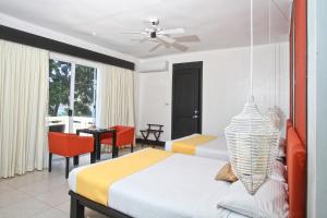 纳苏格布俱乐部蓬富埃戈酒店的卧室配有一张床和一张桌子及椅子