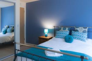 诺丁汉Hicking Dye Works的蓝色的客房配有床和镜子