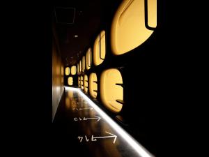 东京9h nine hours woman Kanda的列车的走廊,有一排窗户