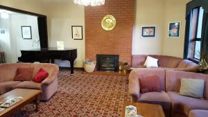 布拉夫福沃科思酒店的客厅配有2张沙发和1台钢琴