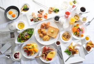 金泽东急金泽大酒店的一张白色桌子,上面放着食物板