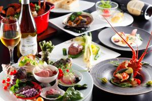 志摩市Bishoku no Kakurega Provence的餐桌,带食物盘和一瓶葡萄酒