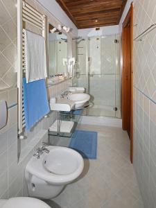 萨奥兹-杜尔克斯澈欧斯旅游木屋酒店的浴室配有2个盥洗盆、卫生间和淋浴。