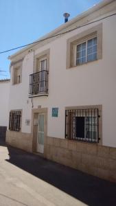 托雷洪厄尔卢比奥Sueños de Monfrague的白色的建筑,上面有黑色的铁窗