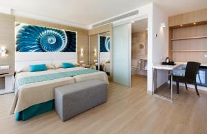 圣安东尼奥湾玛尔维尔俱乐部酒店&公寓的一间卧室配有一张大床、一张桌子和一张书桌