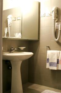 比耶拉奥罗巴圣殿旅舍的一间带水槽和镜子的浴室