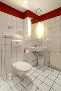 塞恩德森德公寓式酒店的一间带卫生间和水槽的浴室